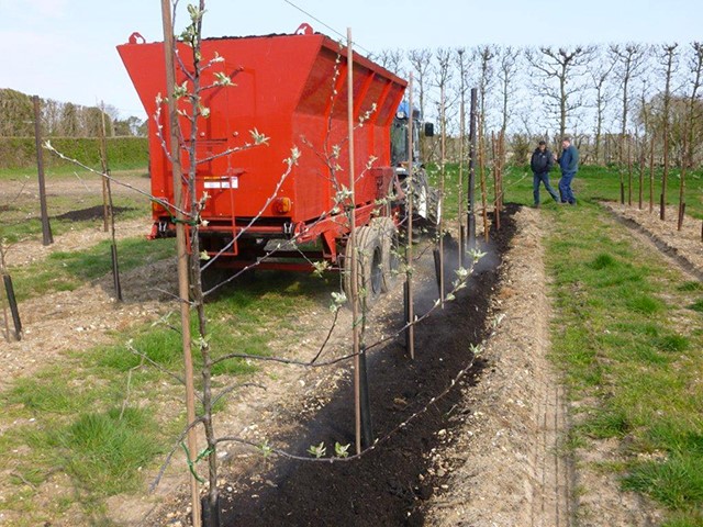 side delivery fertilizer spreader for orchards